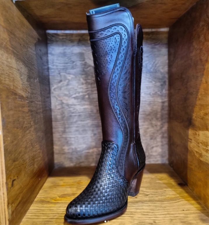 Bota alta de dama con piel tejida y calado artesanal