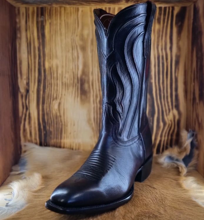 Bota western negra de piel lisa con pespunte clásico