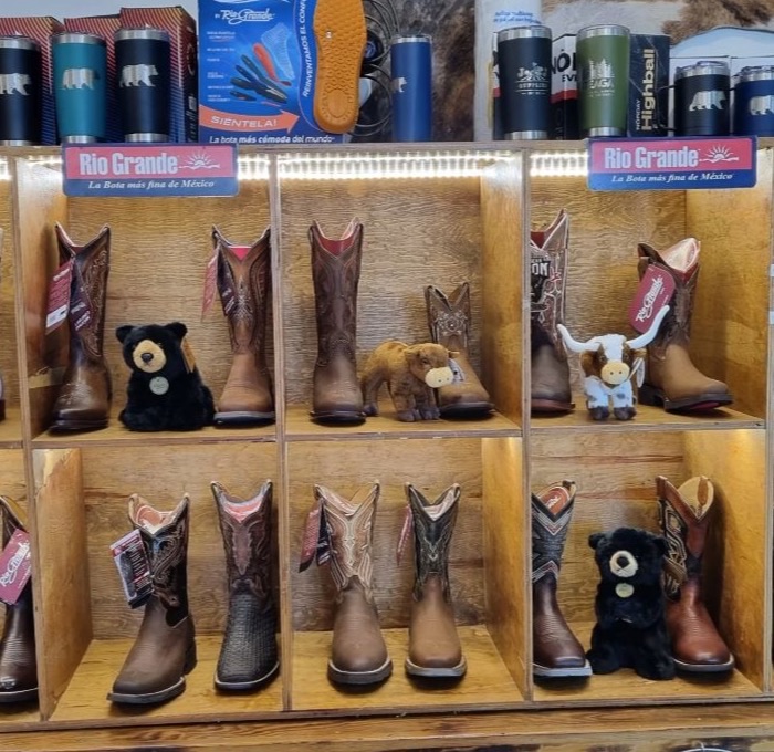 Exhibidor de botas Río Grande en JJ Supplies, con hormas para toda la familia