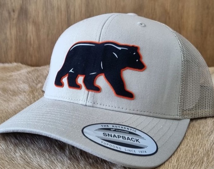 Gorra trucker color arena con el oso de Arteaga bordado