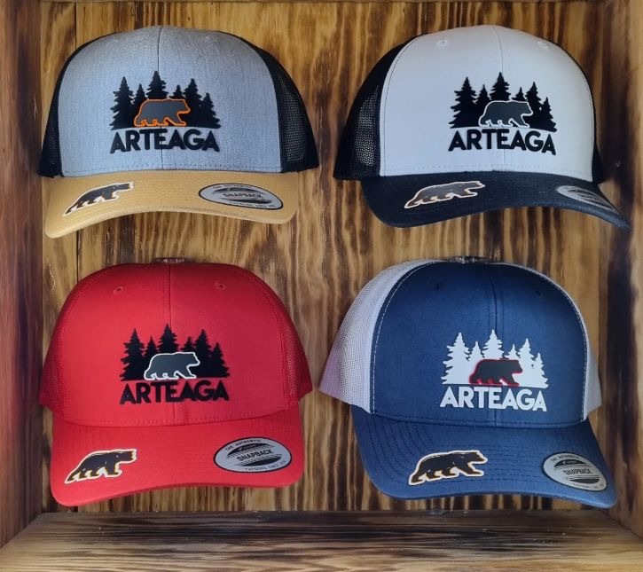Cuatro gorras de la Colección Arteaga con el oso bordado, en gris, blanco, rojo y azul