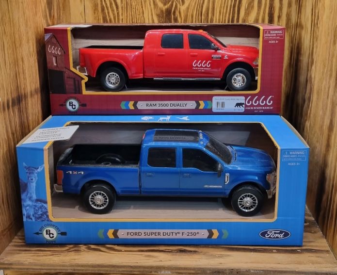 Camionetas de juguete Big Country Toys: RAM 3500 dually y Ford Super Duty F-250