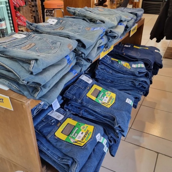 Mesas de pantalones de mezclilla Wrangler apilados por talla