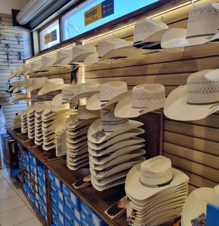 Pared de sombreros western de palma en la tienda