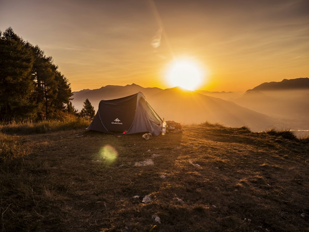 Campamento al atardecer en la sierra