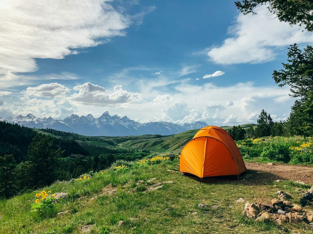 Campamento con casa de campaña en la montaña