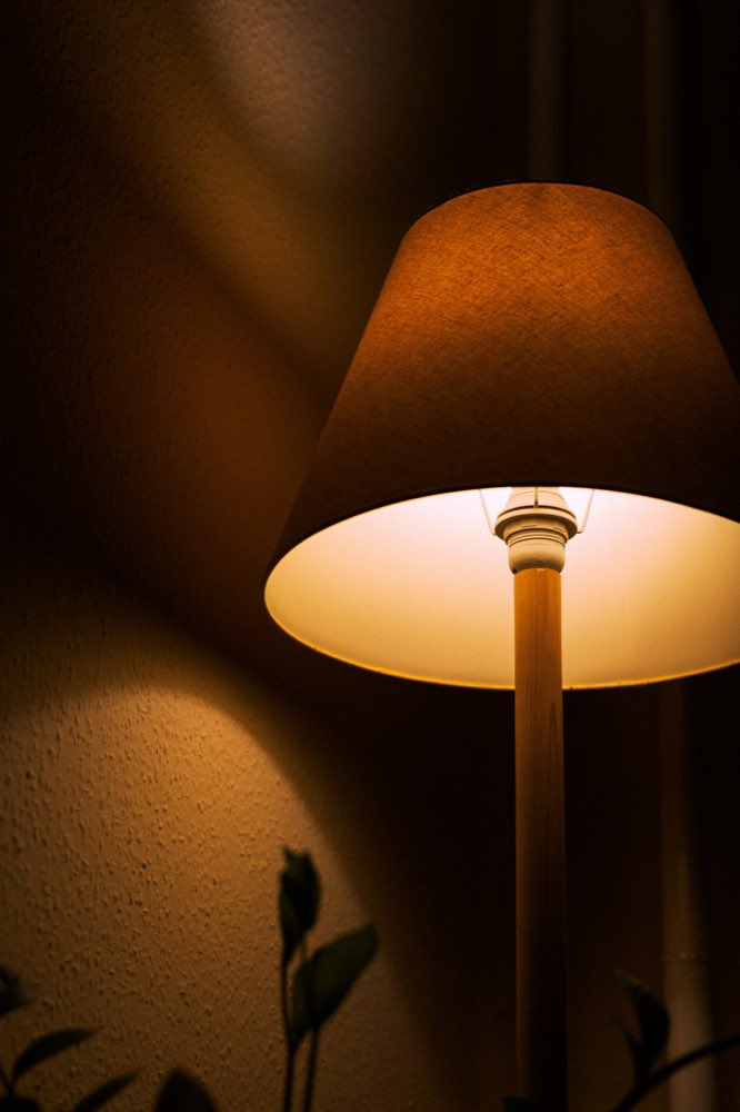 Lámpara de luz cálida en un interior de madera