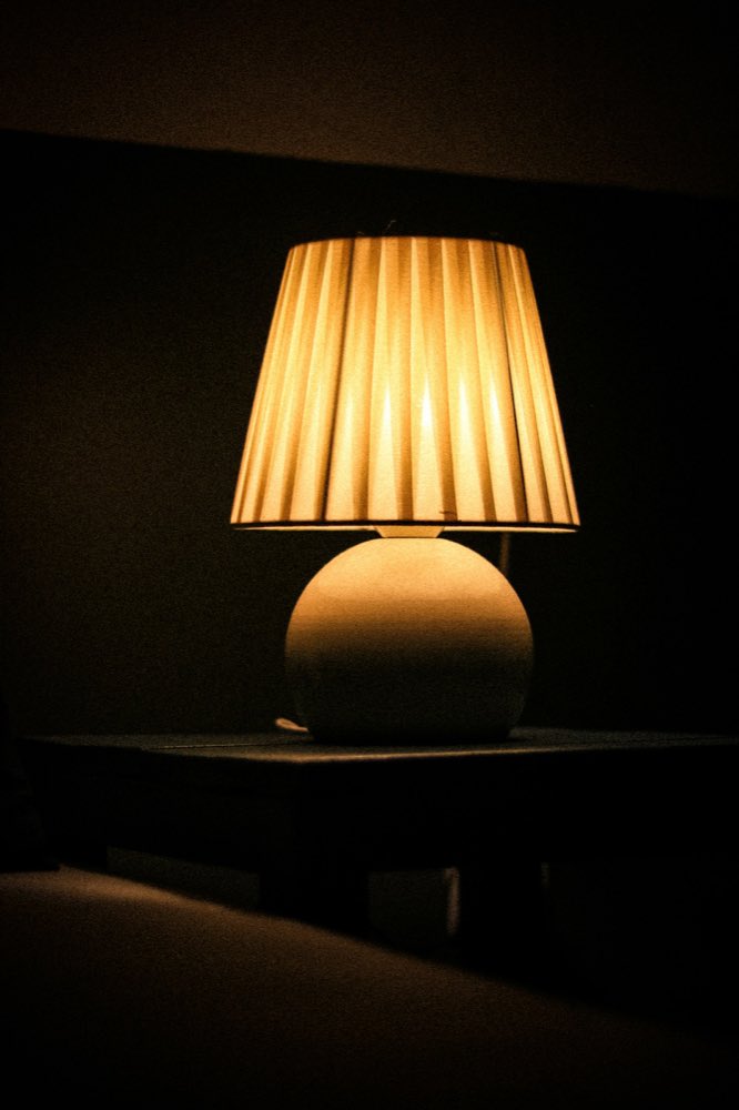 Lámpara de mesa encendida en la penumbra