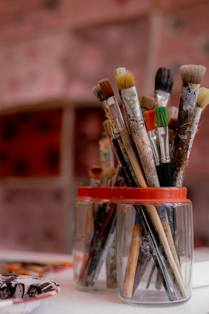 Brochas de pintura en un frasco de vidrio