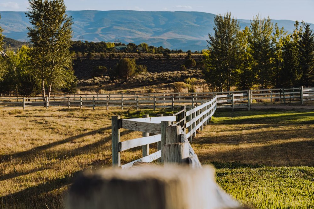 Cerca de rancho con la sierra al fondo