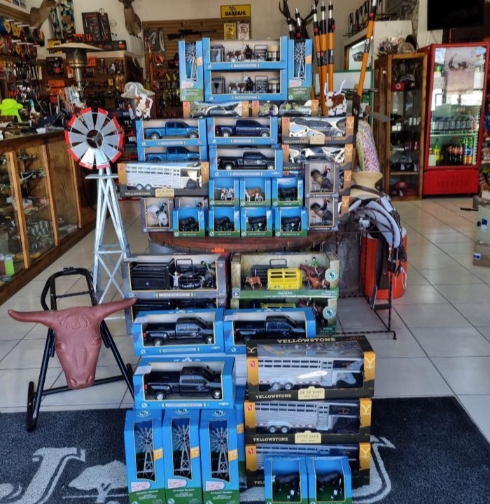 Interior de JJ Supplies con el exhibidor de juguetes vaqueros a la entrada